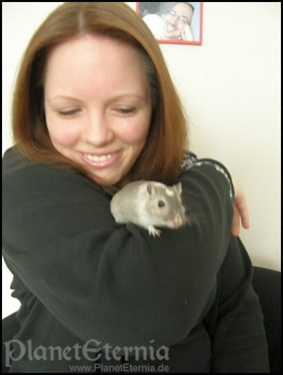 Elika und ihre Rennmaus