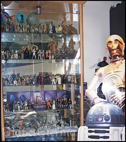 Die SW Vitrine beherbergt Actionfiguren ab der POTF 2 Reihe