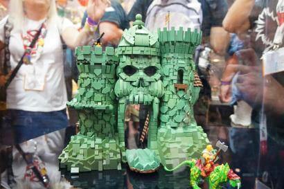 Castle Grayskull mit den beiden Mini-Figuren