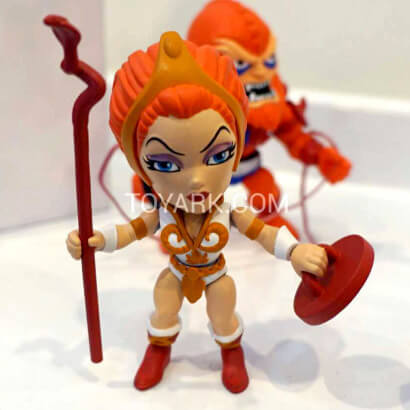 Teela mit Schlangenstab und Schild