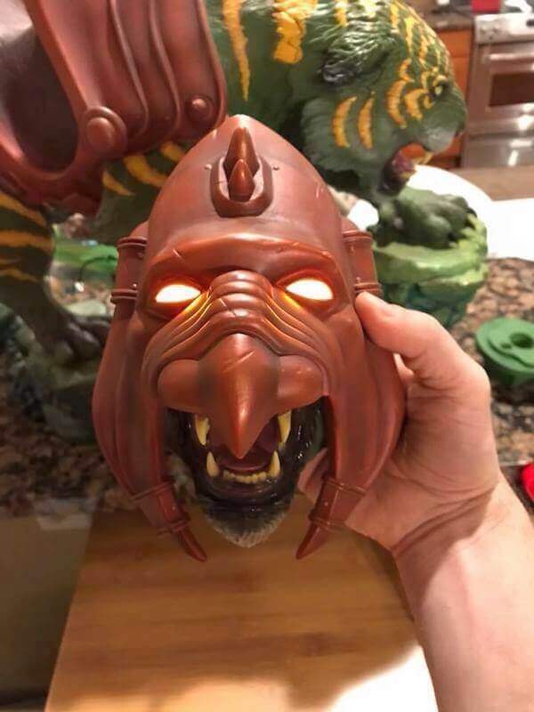 1:4 Battle Cat Helm mit leuchtenden Augen