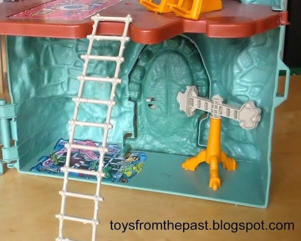 Quelle: http://toysfromthepast.blogspot.com/2011/04/12-masters-of-universe-castle-grayskull.html