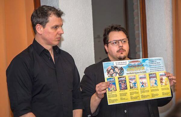 Dass SiMo Sol (links) und McMuth (rechts) das ernst meinen, sieht man auf diesem Bild von der Enthllung der Aktion auf dem Eternia-Fantreffen.