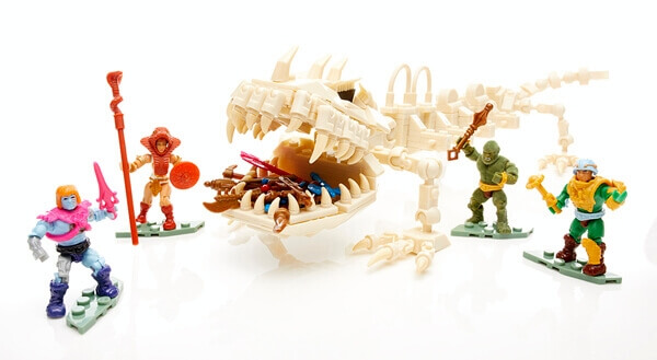 Neben dem Dino-Skelett sind auch Faker, Teela, Moss Man und Man-At-Arms enthalten.