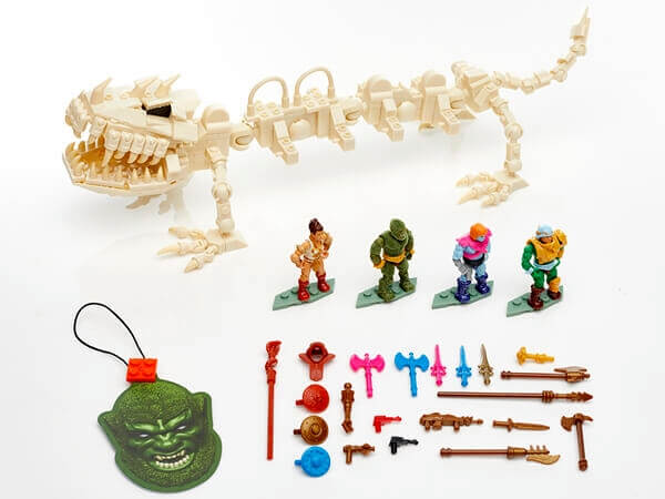 Nicht nur zahlreiche Waffen, auch ein Moss Man-Raumerfrischer liegt in der Packung.