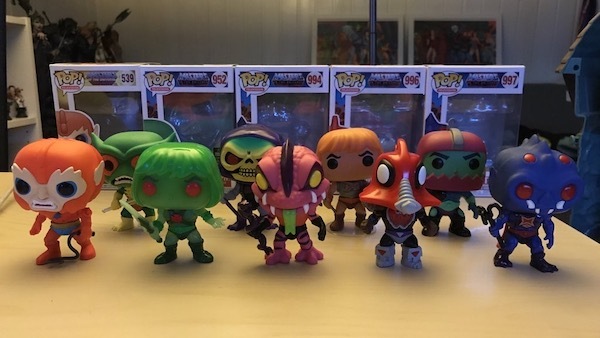 Ganz links die regulre Beast Man Pop! Vinyls-Figur 