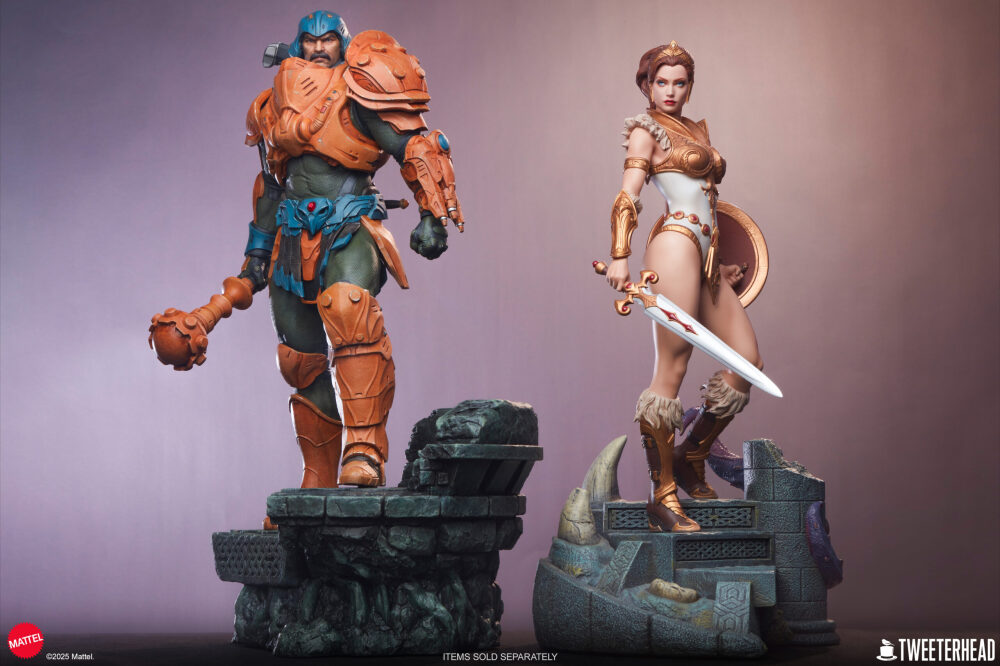 Man-At-Arms neben der Teela-Statue von Tweeterhead